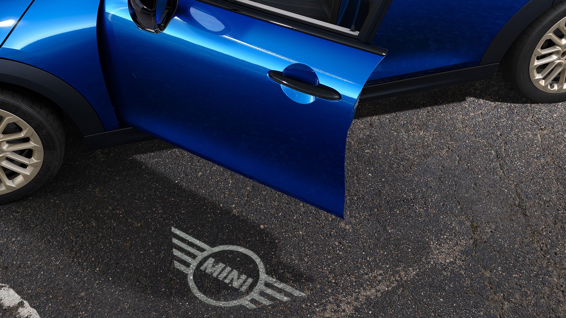 MINI Cooper 5-Door – exterior highlights – signature welcome light greeting